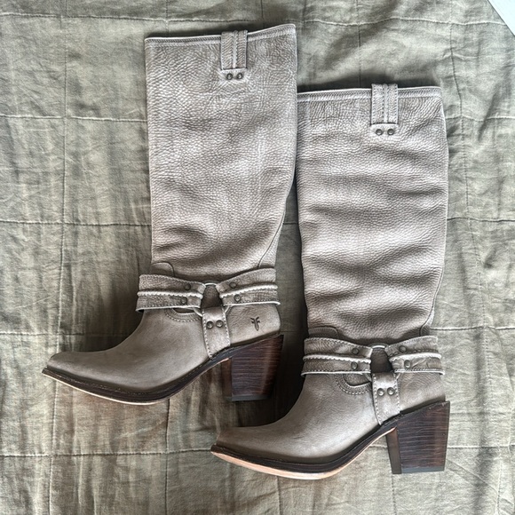 Women’s Frye Carmen Harness Tall Grey Boot Size 9 New - Picture 3 of 8